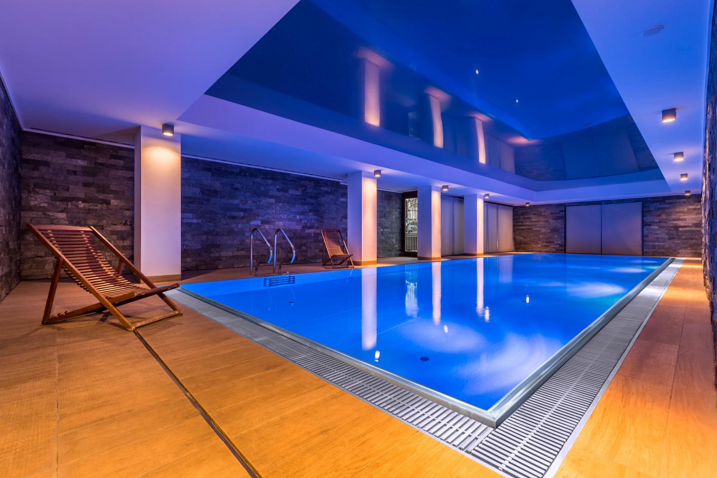 Edelstahlpool Komplettset Infinity® Eternity mit Überlauf-Fertigpool und optional elektrischem Rollo / Poolabdeckung Poolgröße 3,0 x 5,0m | Unterflurrolladen Bank