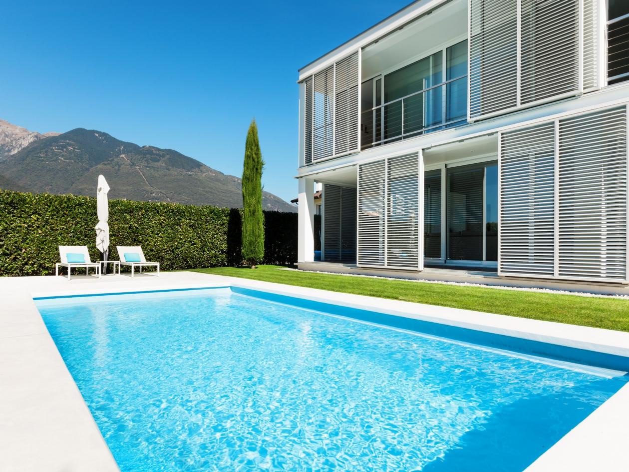 Vinylester Skimmer Pool Komplettset Fusion Bay mit Sitzbank und integrierter Ecktreppe und optionaler Poolüberdachung / elektrischem Rollo Poolgröße 3,7 x 6,5m | Überdachung Solid 4.2x8.5m