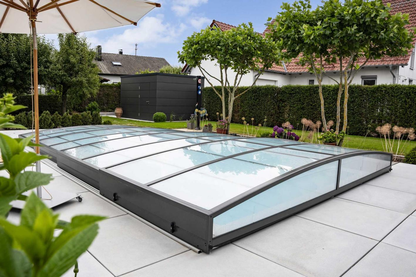 Mini Pool Infinity® Bay 3,0 x 3,0m - quadratischer Überlauf Loungepool mit optionaler Poolüberdachung / elektrischem Rollo Überdachung Neo 3.5x3.6m