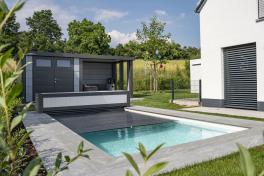 Edelstahlpool Komplettset Infinity® Eternity mit Überlauf-Fertigpool und optional elektrischem Rollo / Poolabdeckung Poolgröße 3,4 x 7,0m | Oberflurrolladen - Geschlossen
