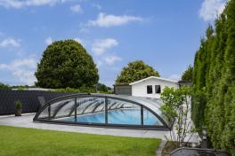 Edelstahlpool Komplettset Infinity® Eternity mit Überlauf-Fertigpool und optional elektrischem Rollo / Poolabdeckung Poolgröße 3,0 x 7,0m | Überdachung Solid Clear 4.2x8.5m