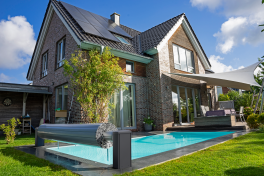 Vinylester Skimmer Pool Komplettset Fusion Bay mit Sitzbank und integrierter Ecktreppe und optionaler Poolüberdachung / elektrischem Rollo Poolgröße 3,7 x 6,5m | Oberflurrolladen - Offen