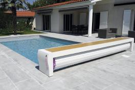 Pool Komplettset Premium ONE® mit Skimmer-Fertigpool und optional elektrischem Rollo / Poolabdeckung Poolgröße 3,3 x 8,0m | Oberflurrolladen - Bank