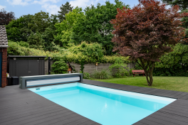 Vinylester Skimmer Pool Komplettset Fusion Bay mit Sitzbank und integrierter Rechtecktreppe und optionaler Poolüberdachung / elektrischem Rollo  Poolgröße 3,2 x 8,0m | Oberflurrolladen - Bank