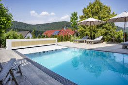 Edelstahlpool Komplettset Eternity® mit Skimmer-Fertigpool und optional elektrischem Rollo / Poolabdeckung  Poolgröße 3,5 x 8,0m | Oberflurrolladen - Geschlossen