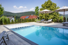 Pool Komplettset Infinity® ONE mit Überlauf-Fertigpool und optional elektrischem Rolladen / Poolabdeckung  Poolgröße 3,6 x 8,0m | Unterflurrolladen als Flachwasserzone