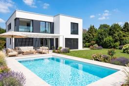 Pool Komplettset Bay mit Skimmer-Schwimmbecken und optionaler Poolüberdachung / elektrischem Rollo