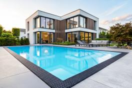 Pool Komplettset Infinity® Bay mit Überlauf-Schwimmbecken und optionaler Poolüberdachung / elektrischem Rollo