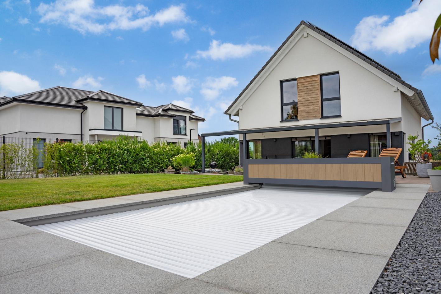 Edelstahlpool Komplettset Infinity® Eternity mit Überlauf-Fertigpool und optional elektrischem Rollo / Poolabdeckung Poolgröße 3,4 x 6,0m | Oberflurrolladen - Geschlossen