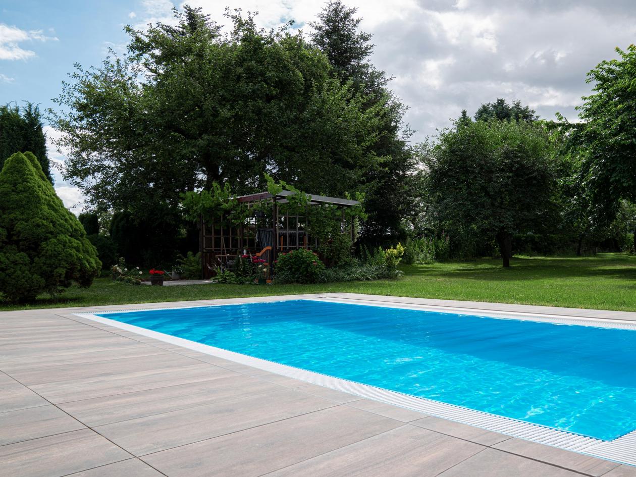 Pool Komplettset Infinity® Bay mit Überlauf-Schwimmbecken und optionaler Poolüberdachung / elektrischem Rollo Poolgröße 3,5 x 8,0m | ohne Abdeckung