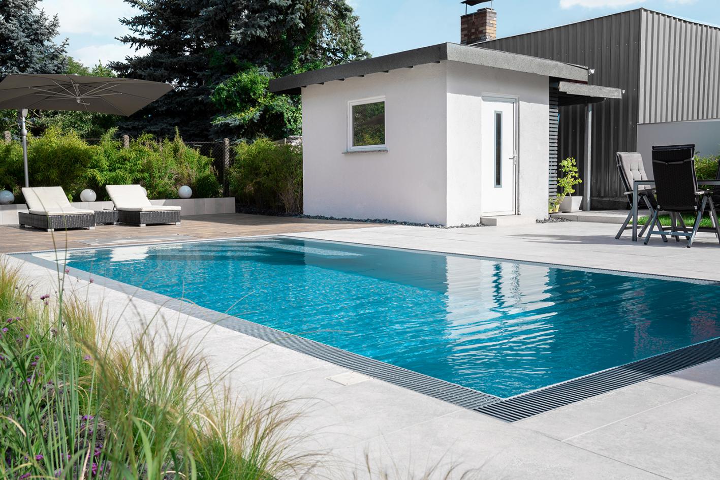 Pool Komplettset Infinity® ONE mit Überlauf-Fertigpool und optional elektrischem Rolladen / Poolabdeckung Poolgröße 3,6 x 8,0m | ohne Abdeckung