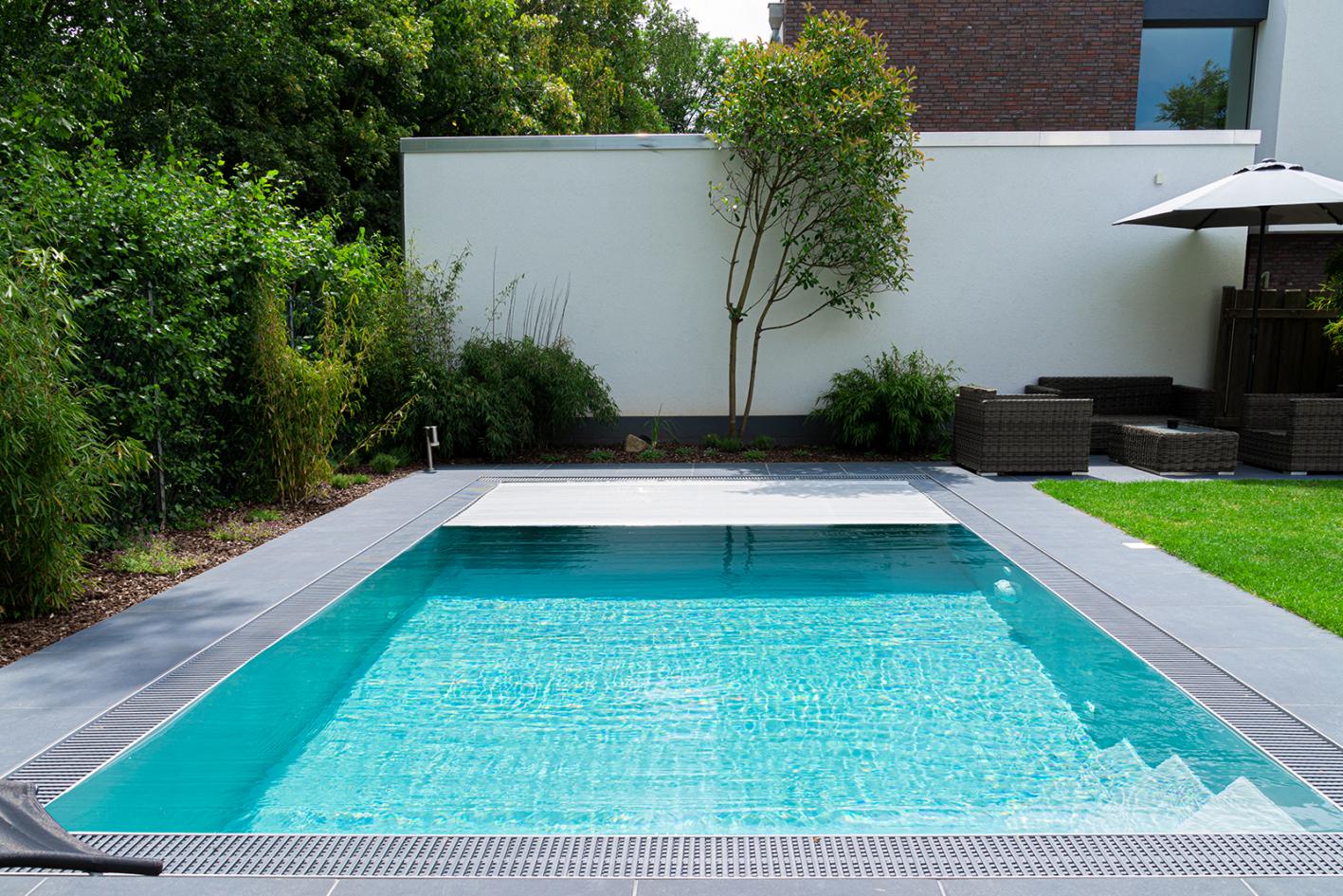 Pool Komplettset Infinity® ONE mit Überlauf-Fertigpool und optional elektrischem Rolladen / Poolabdeckung Poolgröße 3,2 x 8,0m | Unterflurrolladen