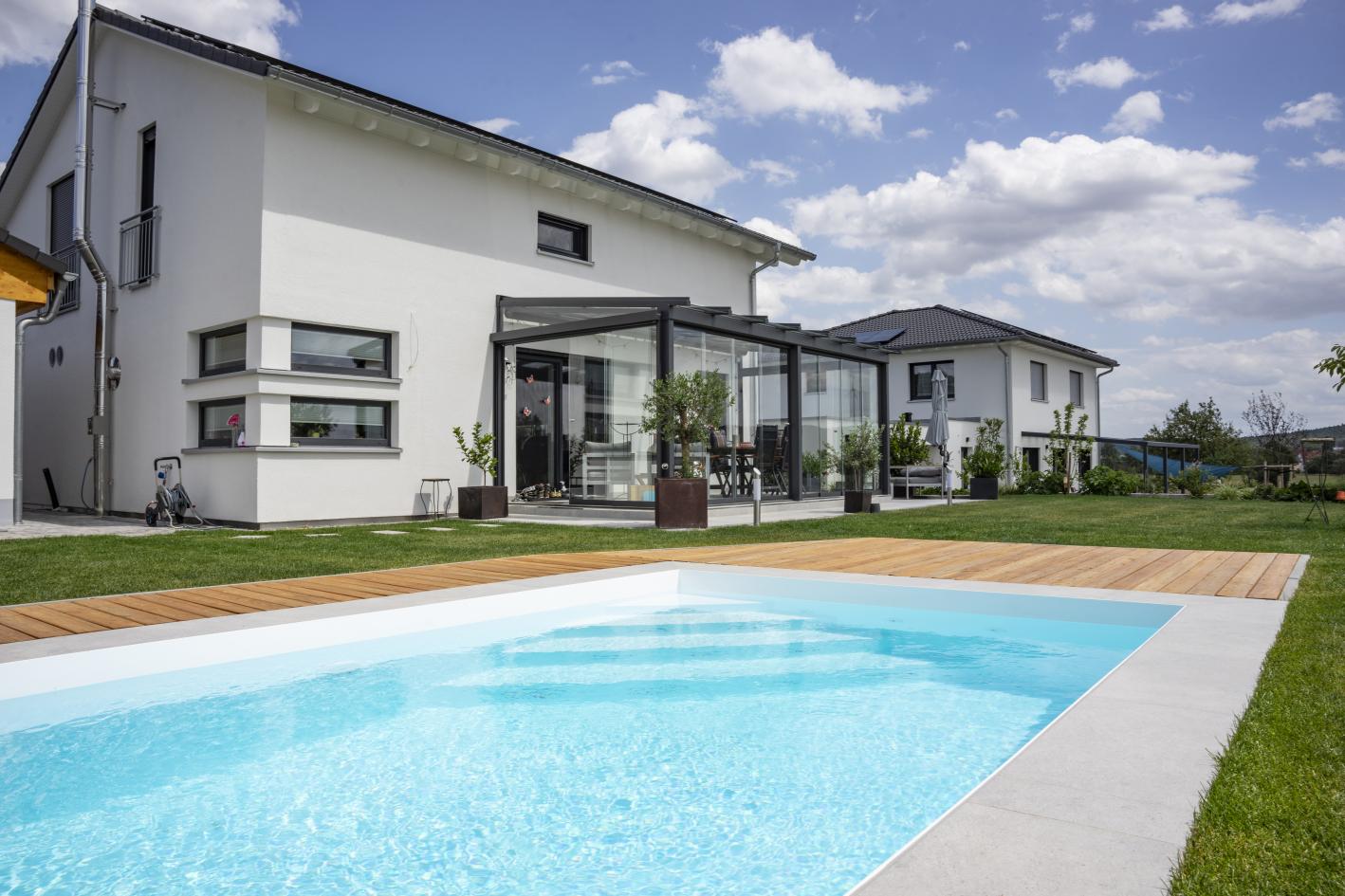 Pool Komplettset Premium ONE® mit Skimmer-Fertigpool und optional elektrischem Rollo / Poolabdeckung Poolgröße 3,7 x 7,0m | Unterflur-Rolladen als Flachwasserzone