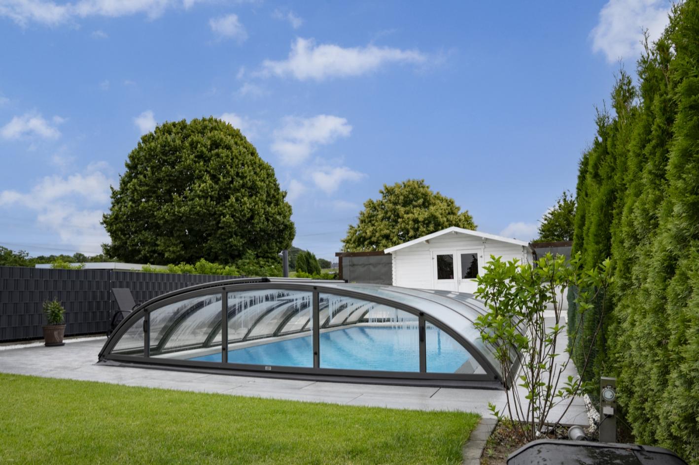 Pool Komplettset Infinity® Bay mit Überlauf-Schwimmbecken und optionaler Poolüberdachung / elektrischem Rollo Poolgröße 3,0 x 7,0m | Überdachung Solid Clear 4.2x8.5m