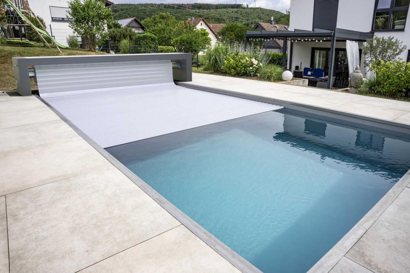 Mini Pool Infinity® Bay 3,0 x 3,0m - quadratischer Überlauf Loungepool mit optionaler Poolüberdachung / elektrischem Rollo Oberflurrolladen - Bank