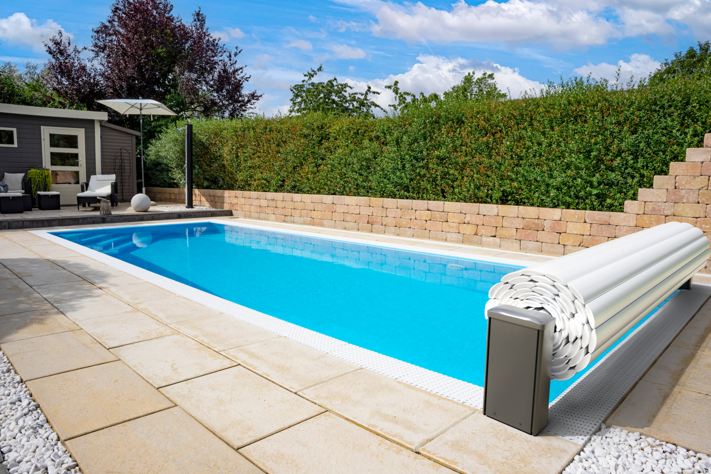 Pool Komplettset Premium ONE® mit Skimmer-Fertigpool und optional elektrischem Rollo / Poolabdeckung Poolgröße 3,3 x 8,0m | Oberflurrolladen - Offen