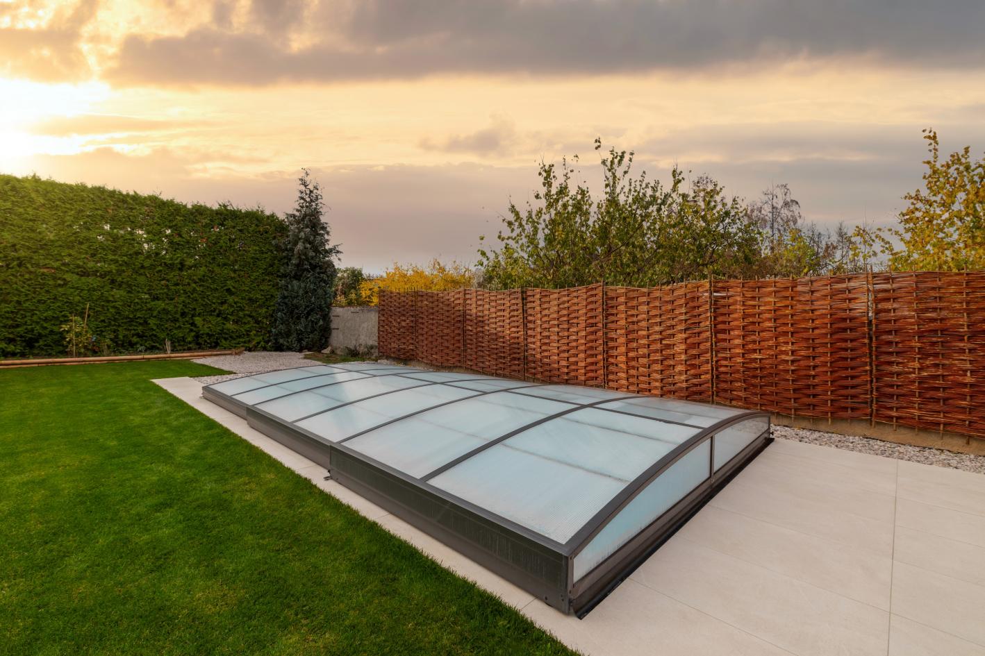 Pool Komplettset Infinity® ONE mit Überlauf-Fertigpool und optional elektrischem Rolladen / Poolabdeckung Poolgröße 3,6 x 7,0m | Überdachung Neo 4.0x7.4m