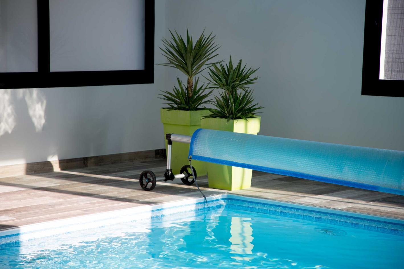 Minipool Infinity® Bay 2,25 x 3,75m - rechteckiger Überlauf Loungepool mit optionaler Poolüberdachung / elektrischem Rollo Solarfolie