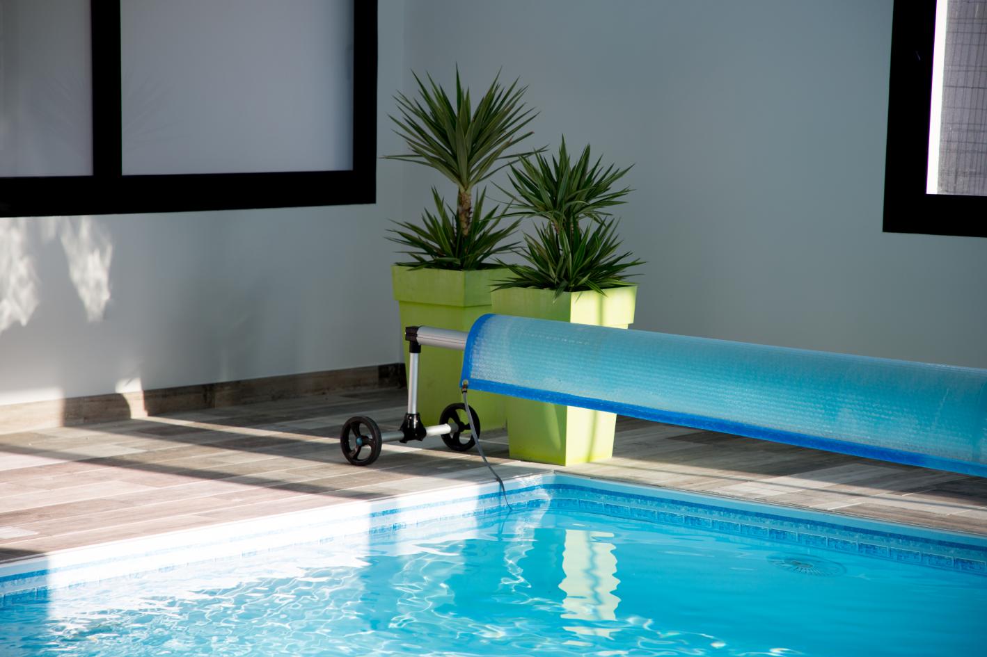 Pool Komplettset Infinity® ONE mit Überlauf-Fertigpool und optional elektrischem Rolladen / Poolabdeckung Poolgröße 3,6 x 7,0m | Solarfolie