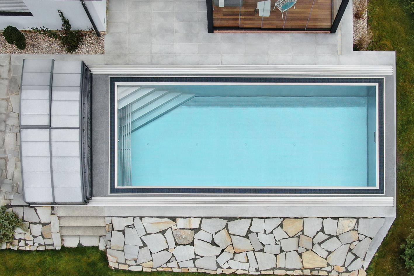 Edelstahlpool Komplettset Infinity® Eternity mit Überlauf-Fertigpool und optional elektrischem Rollo / Poolabdeckung Poolgröße 3,4 x 7,0m | ohne Abdeckung