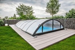 Vinylester Skimmer Pool Komplettset Fusion Bay mit Sitzbank und integrierter Rechtecktreppe und optionaler Poolüberdachung / elektrischem Rollo Poolgröße 3,2 x 8,0m | Überdachung Solid 4.2x8.5m