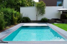 Pool Komplettset Infinity® ONE mit Überlauf-Fertigpool und optional elektrischem Rolladen / Poolabdeckung  Poolgröße 3,6 x 7,0m | Unterflurrolladen