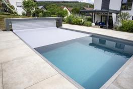 Vinylester Skimmer Pool Komplettset Fusion Bay mit Sitzbank und integrierter Ecktreppe und optionaler Poolüberdachung / elektrischem Rollo Poolgröße 3,7 x 6,5m | Oberflurrolladen - Bank