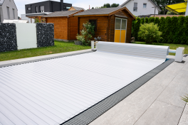 Pool Rolladenabdeckung - Oberflurrolladen „Offen in Holzoptik“ Poolgröße 5,0m x 11,0m