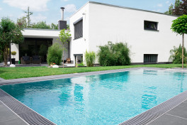 Pool Komplettset Infinity® ONE mit Überlauf-Fertigpool und optional elektrischem Rolladen / Poolabdeckung  Poolgröße 3,6 x 8,0m | Unterflurrolladen als Flachwasserzone
