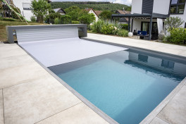 Vinylester Skimmer Pool Komplettset Fusion Bay mit Sitzbank und integrierter Rechtecktreppe und optionaler Poolüberdachung / elektrischem Rollo  Poolgröße 3,2 x 8,0m | Oberflurrolladen - Bank
