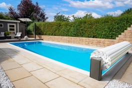 Edelstahlpool Komplettset Infinity® Eternity mit Überlauf-Fertigpool und optional elektrischem Rollo / Poolabdeckung  Poolgröße 3,5 x 7,0m | Oberflurrolladen - Offen