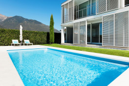 Pool Komplettset Bay mit Skimmer-Schwimmbecken und optionaler Poolüberdachung / elektrischem Rollo