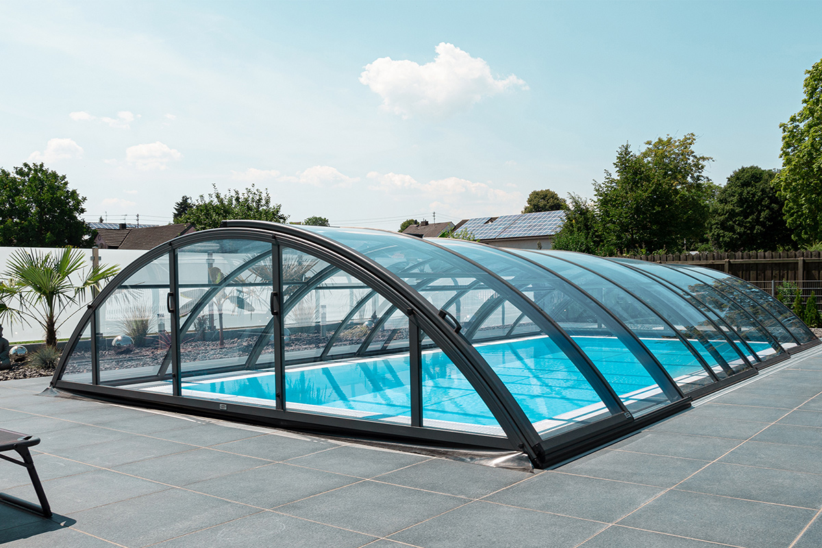 Pool-Überdachung / Poolabdeckung SkyCover® Base Pool-Überdachung Base 5.0x10.6m | Premium-Verglasung: Klarglasoptik