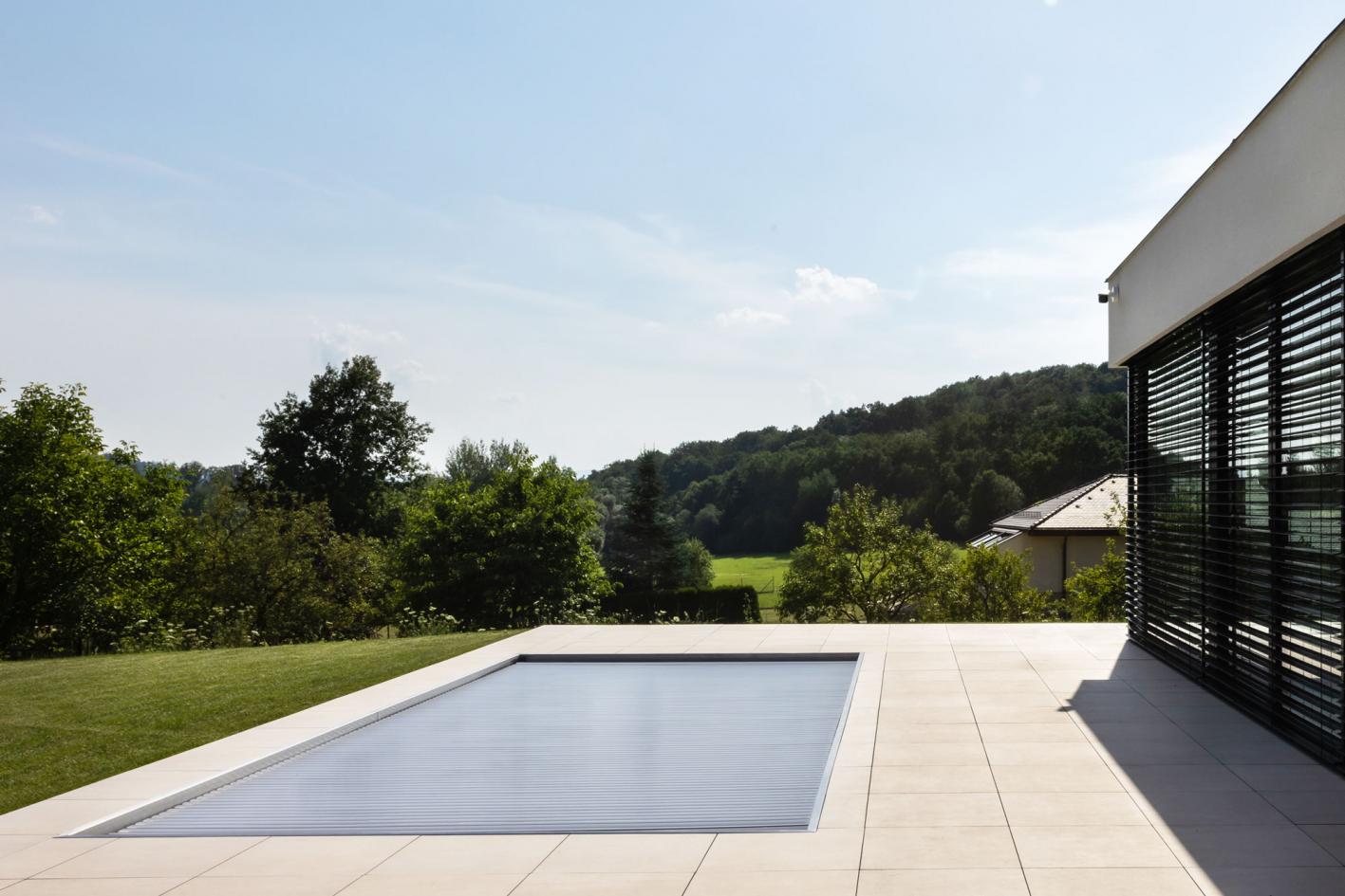 Edelstahlpool Komplettset Infinity® Eternity mit Überlauf-Fertigpool und optional elektrischem Rollo / Poolabdeckung Poolgröße 3,4 x 7,0m | Unterflurrolladen Wand