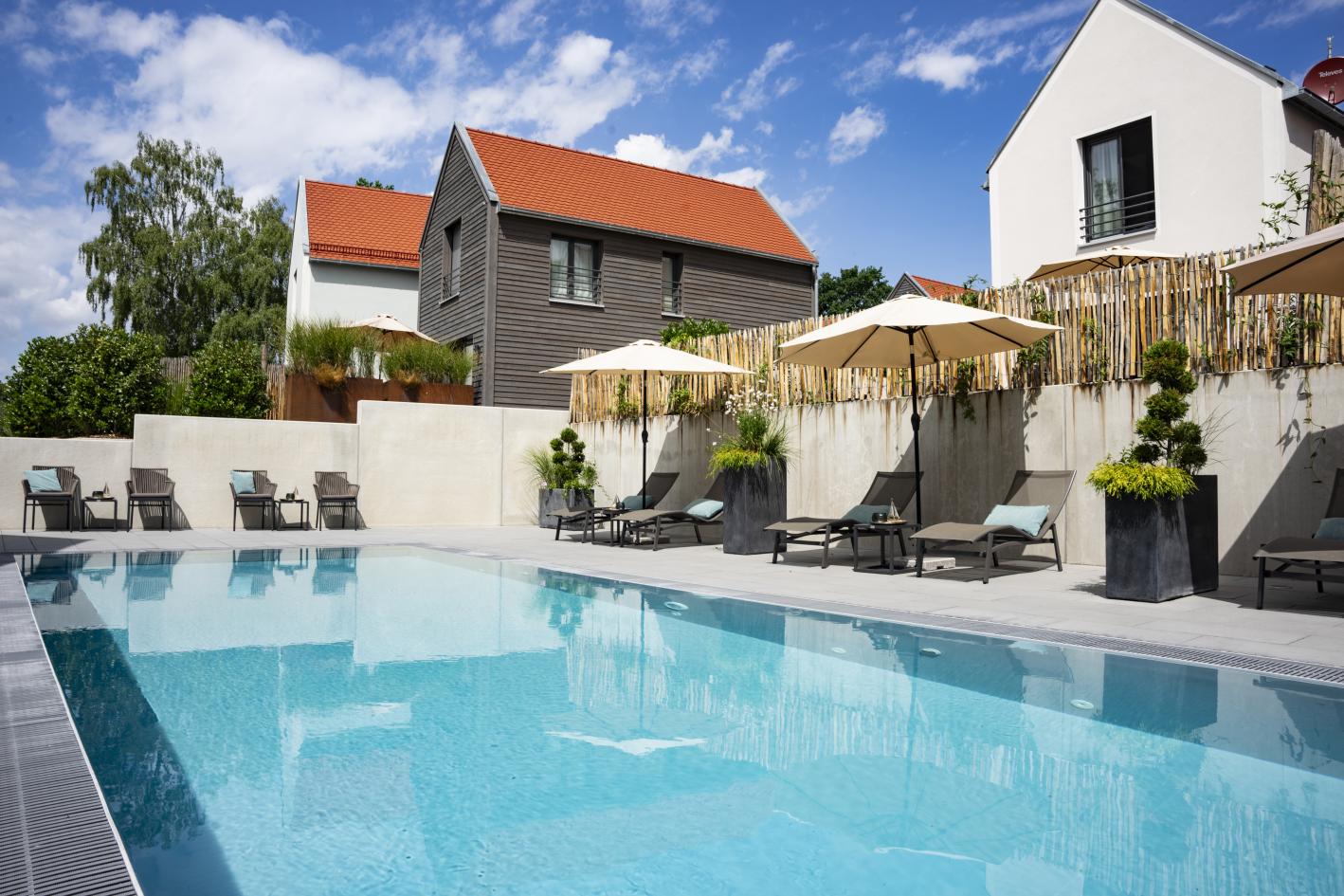 Pool Komplettset Infinity® ONE mit Überlauf-Fertigpool und optional elektrischem Rolladen / Poolabdeckung Poolgröße 3,2 x 7,0m | Unterflurrolladen als Sitzbank