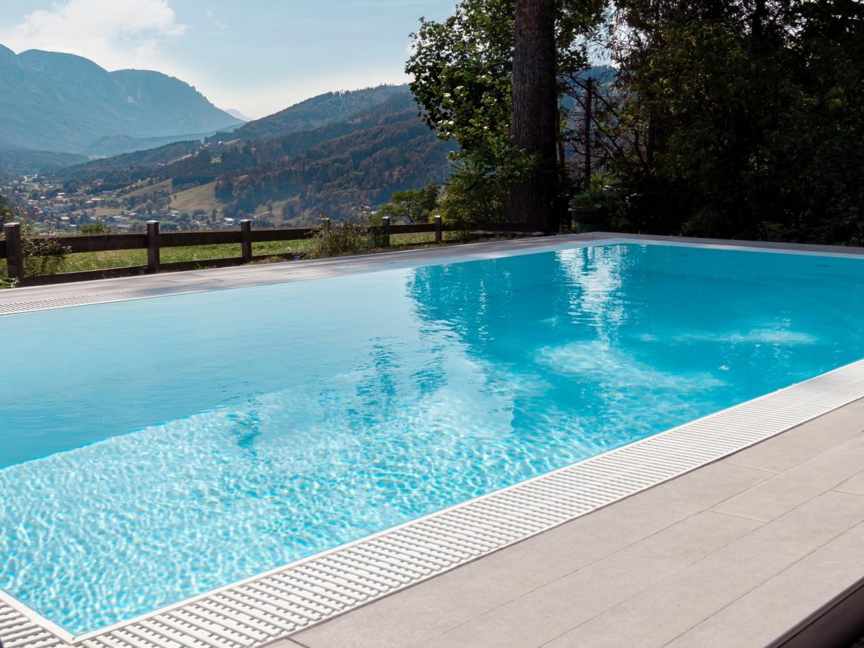 Pool Komplettset Infinity® Bay mit Überlauf-Schwimmbecken und optionaler Poolüberdachung / elektrischem Rollo Poolgröße 3,5 x 7,0m | ohne Abdeckung