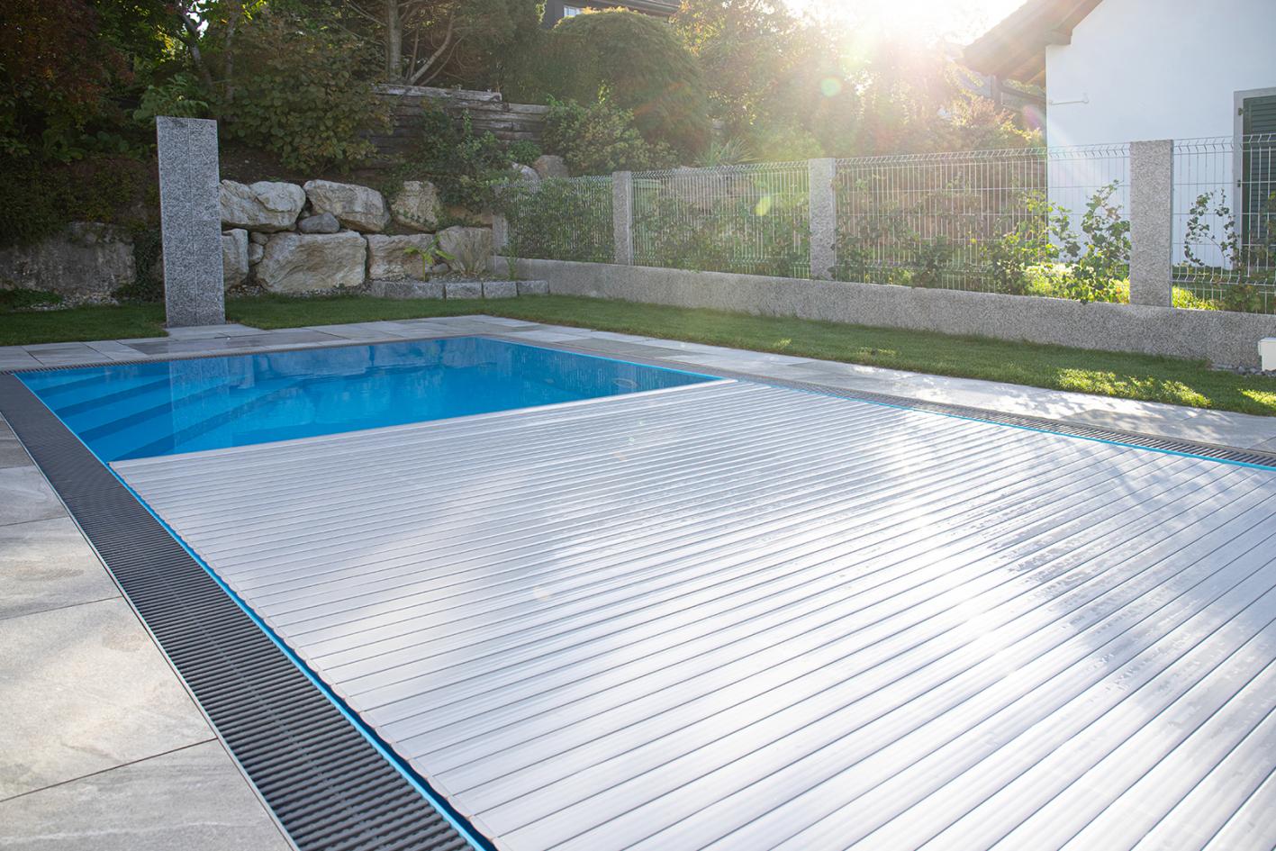 Pool Komplettset Infinity® ONE mit Überlauf-Fertigpool und optional elektrischem Rolladen / Poolabdeckung Poolgröße 3,2 x 10,0m | Unterflurrolladen