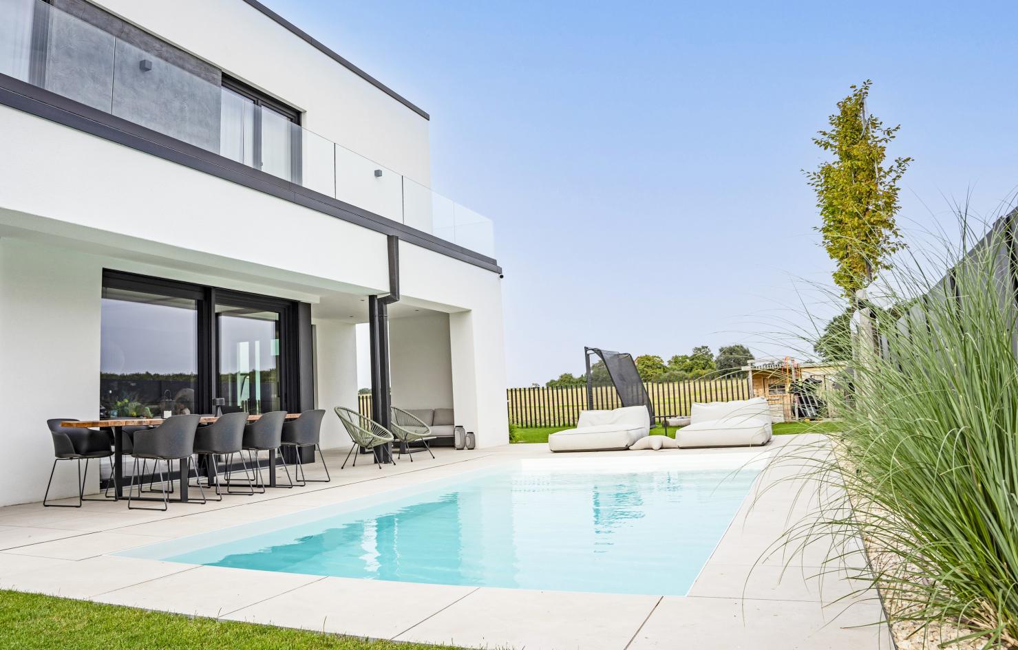 Pool Komplettset Premium ONE® mit Skimmer-Fertigpool und optional elektrischem Rollo / Poolabdeckung Poolgröße 3,7 x 7,0m | Unterflur-Rolladen als Flachwasserzone