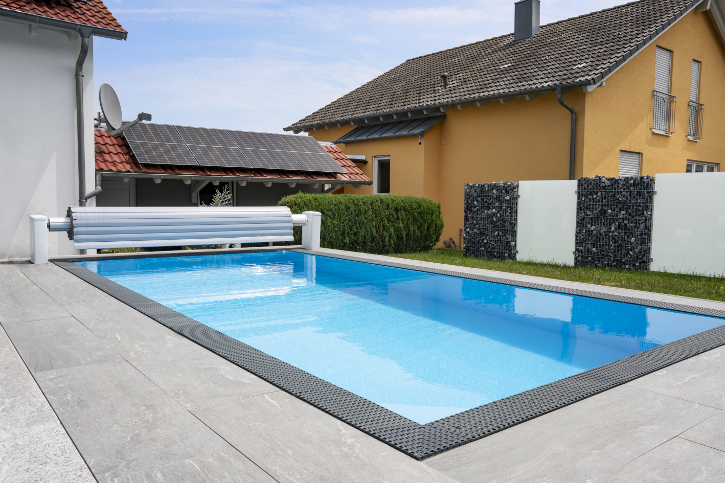 Vinylester Skimmer Pool Komplettset Fusion Bay mit Sitzbank und integrierter Rechtecktreppe und optionaler Poolüberdachung / elektrischem Rollo Poolgröße 3,2 x 6,5m | Oberflurrolladen - Offen