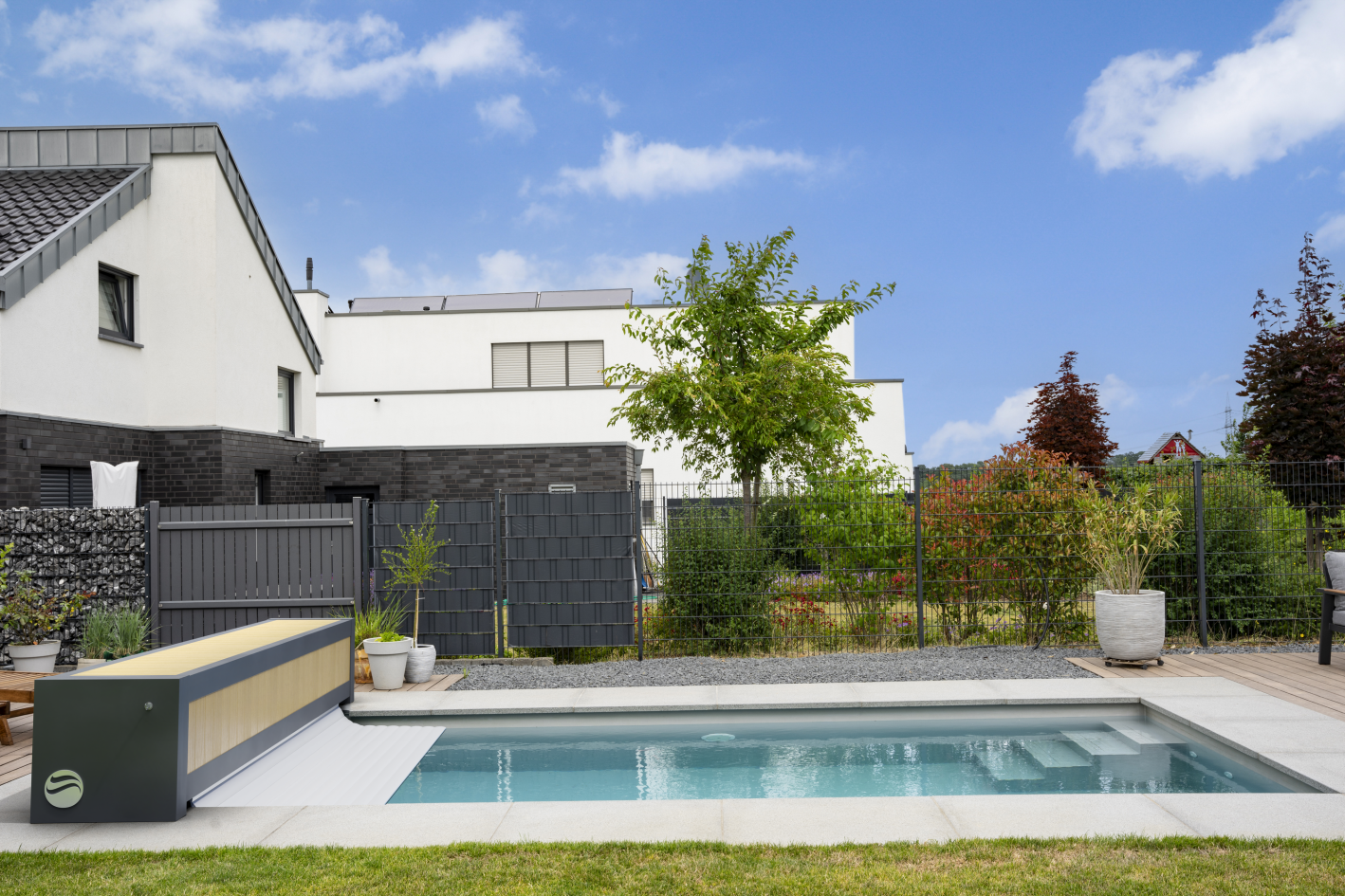 Pool Komplettset Infinity® Bay mit Überlauf-Schwimmbecken und optionaler Poolüberdachung / elektrischem Rollo Poolgröße 3,5 x 8,0m | Oberflurrolladen - Geschlossen