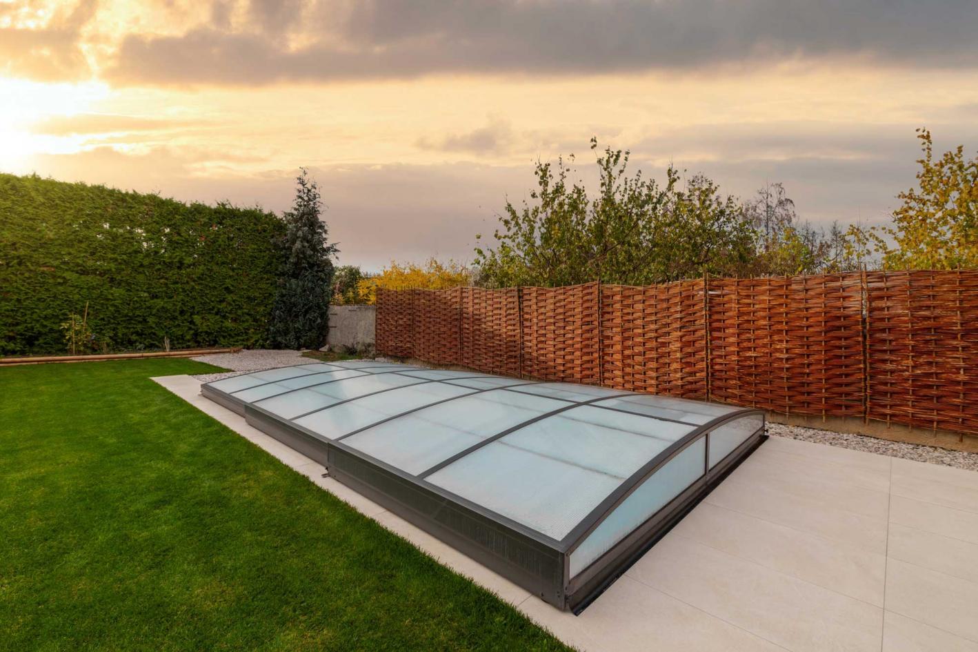 Minipool Infinity® Bay 2,25 x 3,75m - rechteckiger Überlauf Loungepool mit optionaler Poolüberdachung / elektrischem Rollo Überdachung Neo 3.5x4.2m