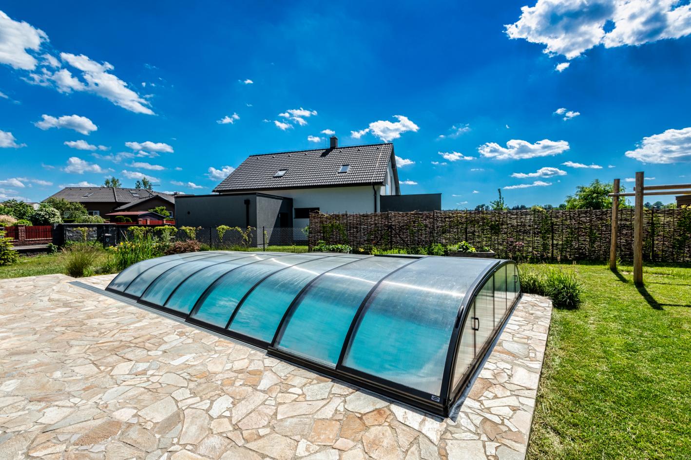 Pool Komplettset Bay mit Skimmer-Schwimmbecken und optionaler Poolüberdachung / elektrischem Rollo Poolgröße 3,0 x 7,0m | Überdachung Harmony 4.7x8.5m