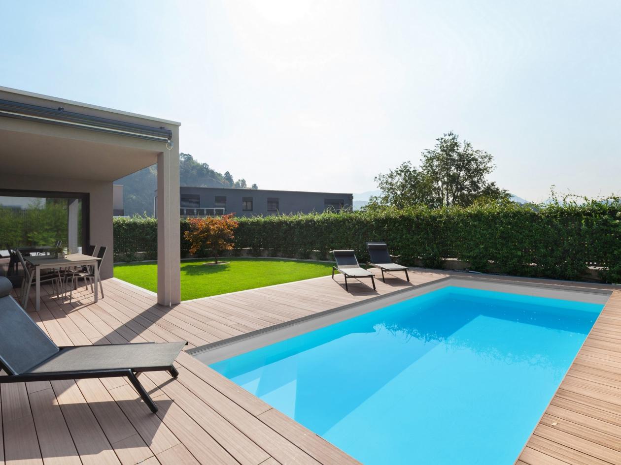 Pool Komplettset Bay mit Skimmer-Schwimmbecken und optionaler Poolüberdachung / elektrischem Rollo Poolgröße 3,0 x 7,0m | ohne Abdeckung