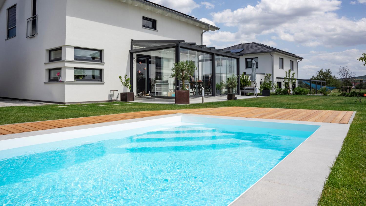 Pool Komplettset Bay mit Skimmer-Schwimmbecken und optionaler Poolüberdachung / elektrischem Rollo Poolgröße 3,5 x 7,0m | Unterflurrollladen