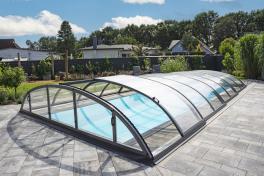 Edelstahlpool Komplettset Infinity® Eternity mit Überlauf-Fertigpool und optional elektrischem Rollo / Poolabdeckung Poolgröße 3,0 x 7,0m | Überdachung Solid Clear 4.2x8.5m