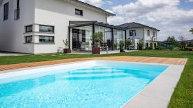 Pool Komplettset Bay mit Skimmer-Schwimmbecken und optionaler Poolüberdachung / elektrischem Rollo Poolgröße 3,0 x 5,0m | Unterflurrollladen