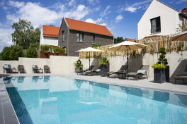 Pool Komplettset Infinity® ONE mit Überlauf-Fertigpool und optional elektrischem Rolladen / Poolabdeckung  Poolgröße 3,6 x 8,0m | Unterflurrolladen als Flachwasserzone