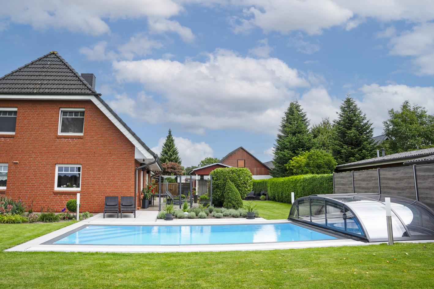 Pool Komplettset Infinity® Bay mit Überlauf-Schwimmbecken und optionaler Poolüberdachung / elektrischem Rollo