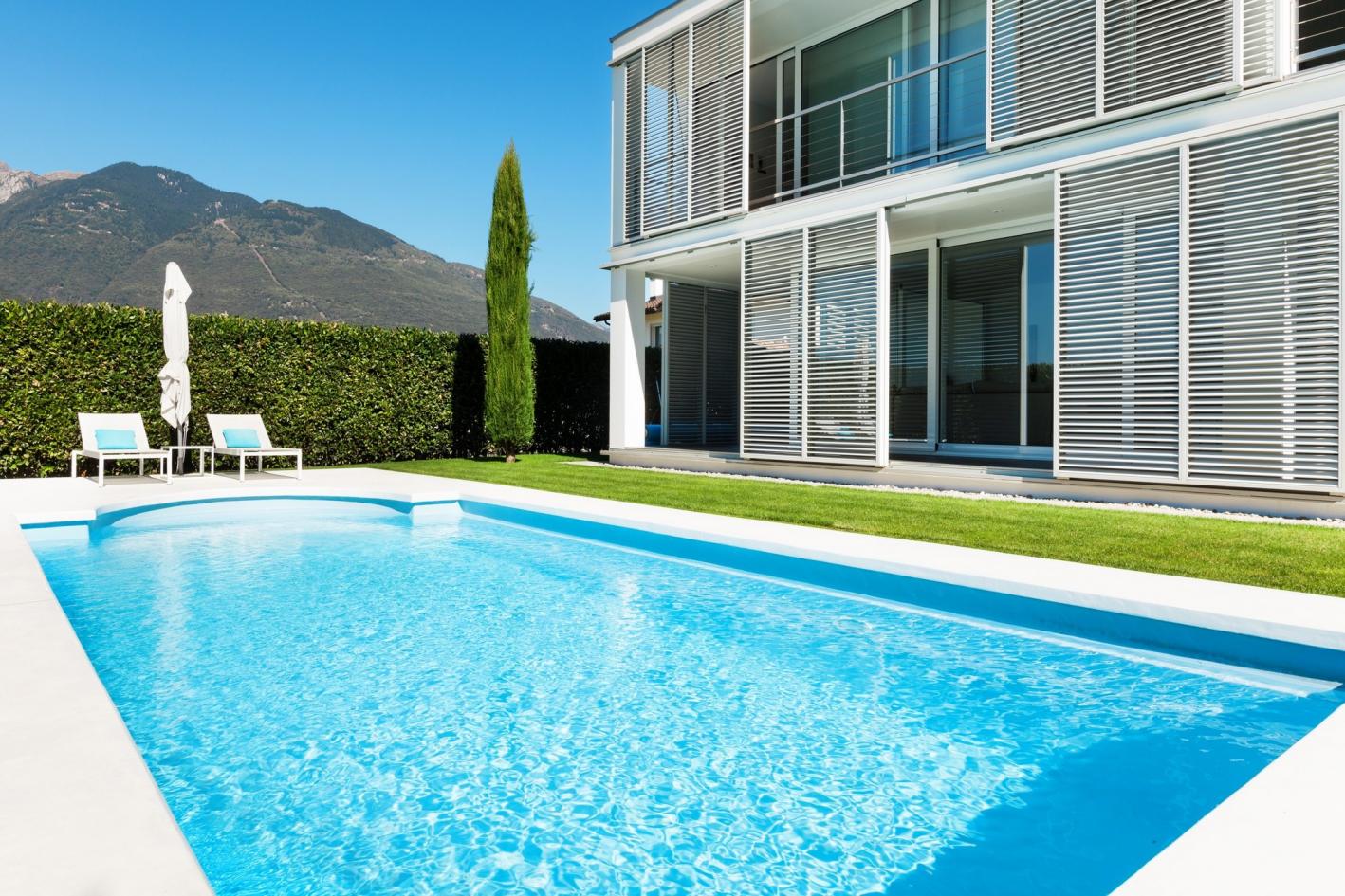 Pool Komplettset Premium ONE® mit Skimmer-Fertigpool und optional elektrischem Rollo / Poolabdeckung Poolgröße 3,7 x 7,0m | Unterflur-Rolladen als Flachwasserzone