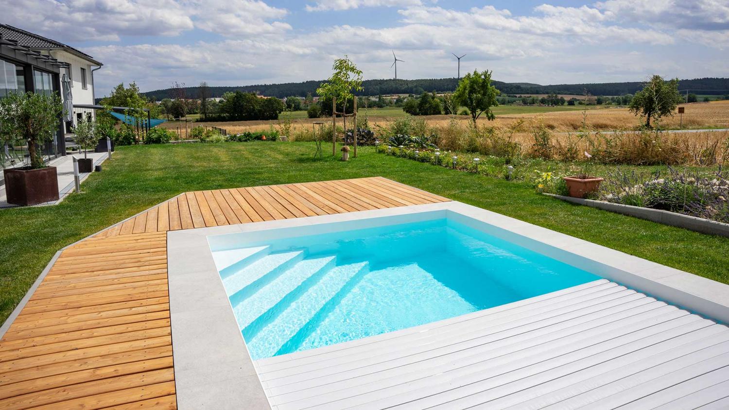 Pool Komplettset Bay mit Skimmer-Schwimmbecken und optionaler Poolüberdachung / elektrischem Rollo Poolgröße 3,0 x 8,0m | Unterflurrollladen